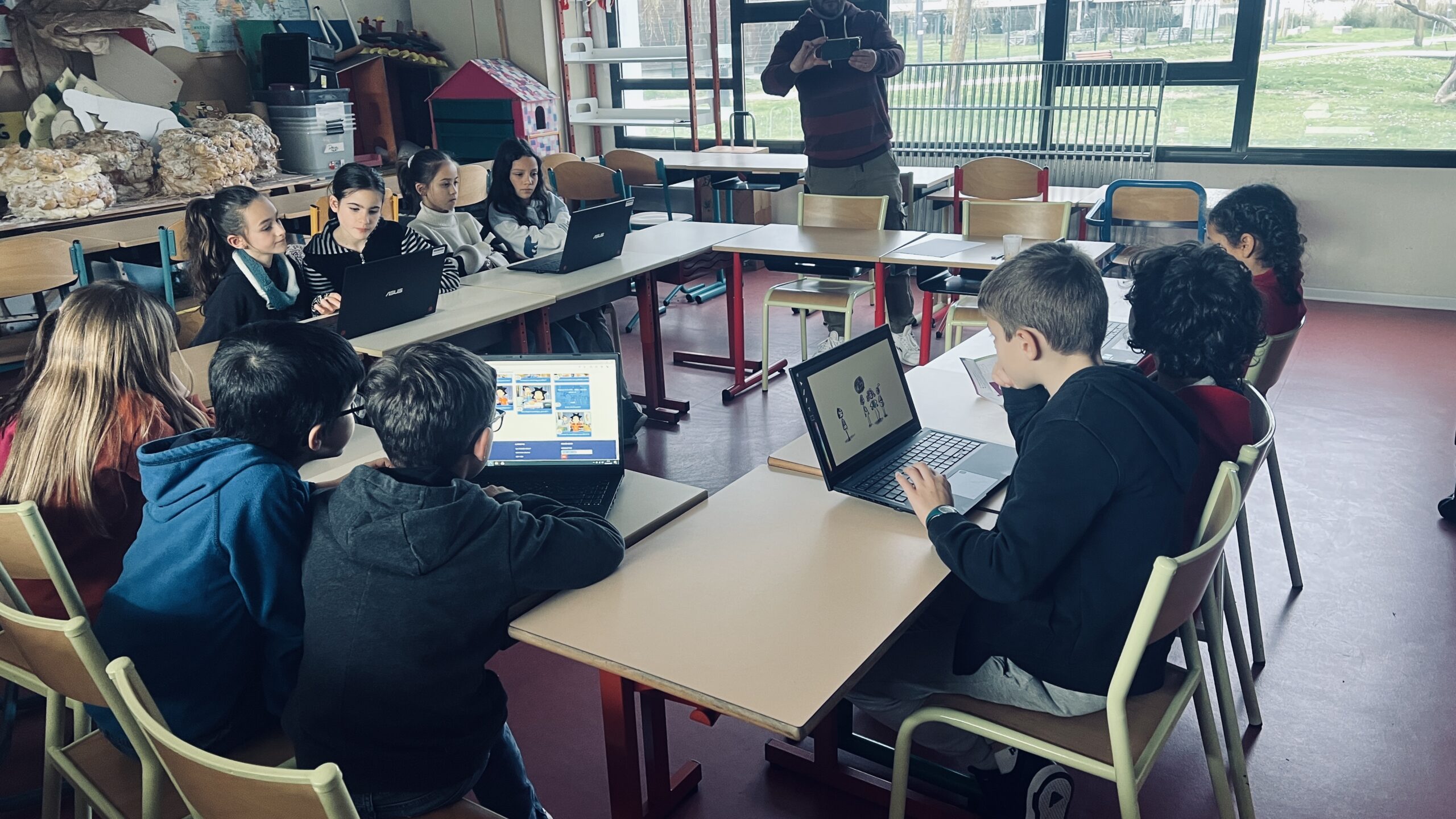 Enfants créant une BD sur le harcèlement scolaire